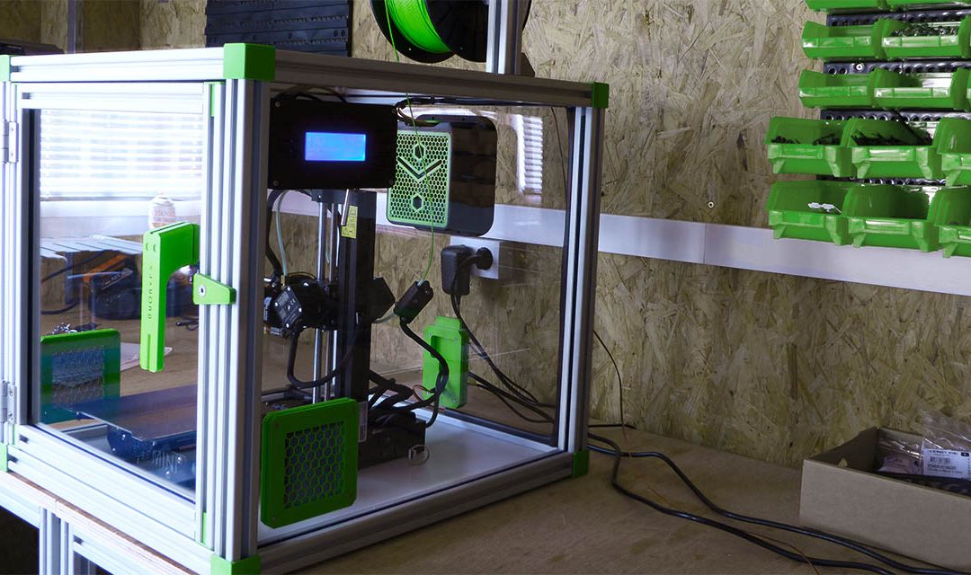 magnifique caisson pour imprimante 3Dsur plan de travail