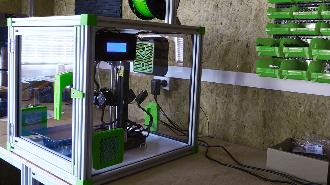 magnifique caisson pour imprimante 3D sur plan de travail