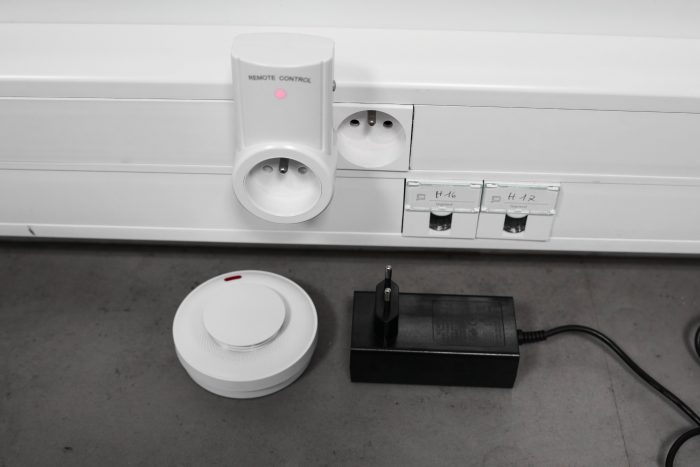 Wireless socket with smoke detector